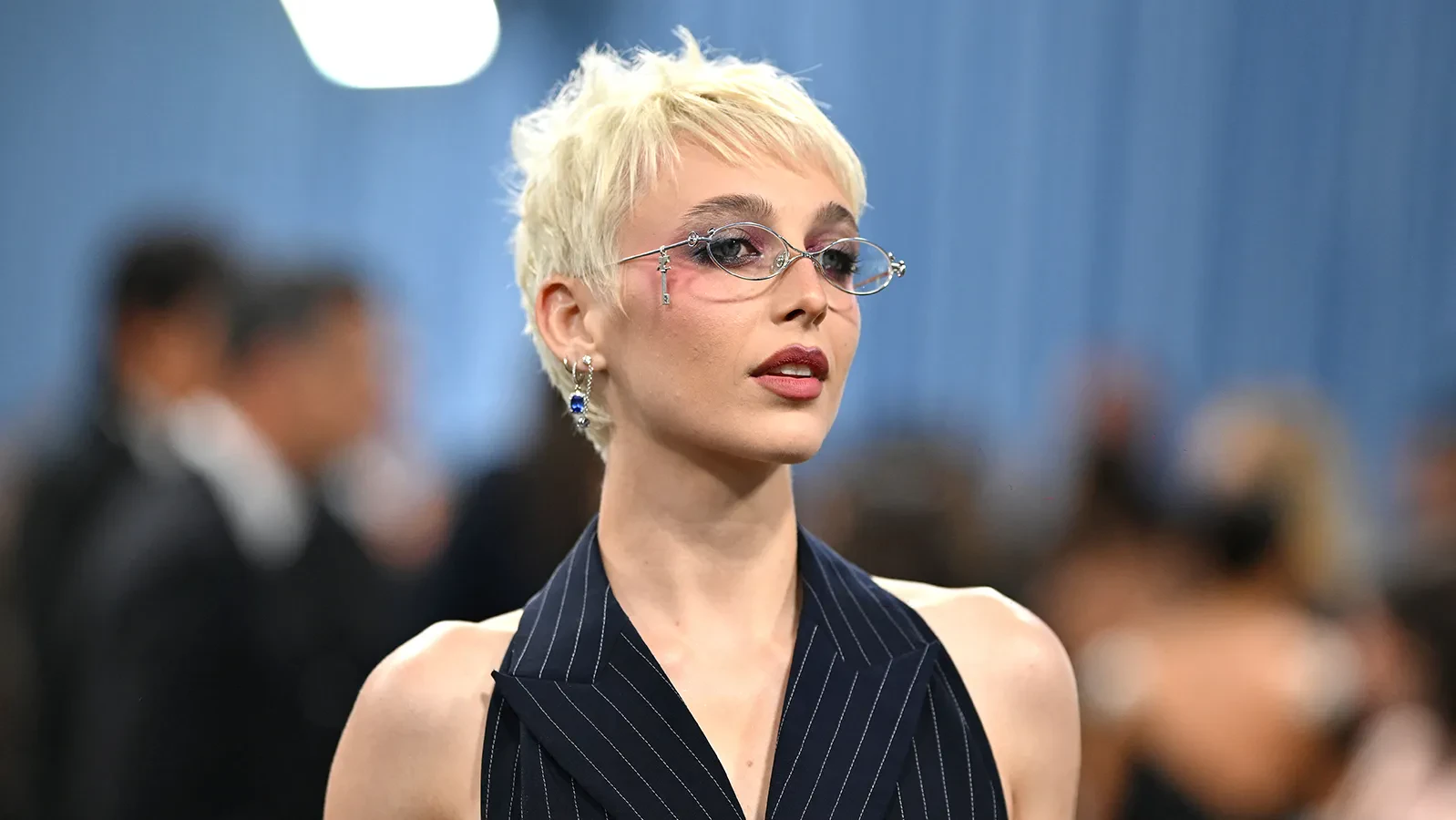 Editorial gallery of Emma Chamberlain styled in neutral autumn wardrobes featuring olive, rust, and antique gold, highlighting cappuccino, olive, rust, cream, and denim blue.