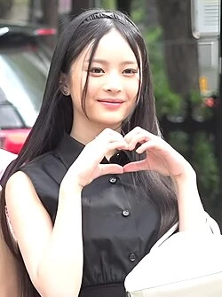 Editorial gallery of Hanni (NewJeans) styled in soft autumn looks mixing moss green, terracotta, and bronzed neutrals, highlighting apricot, sage, muted teal, warm beige, and berry.